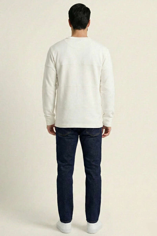 سويت شيرت رجالي أبيض برقبة مخططة وكلمات مكتوبة