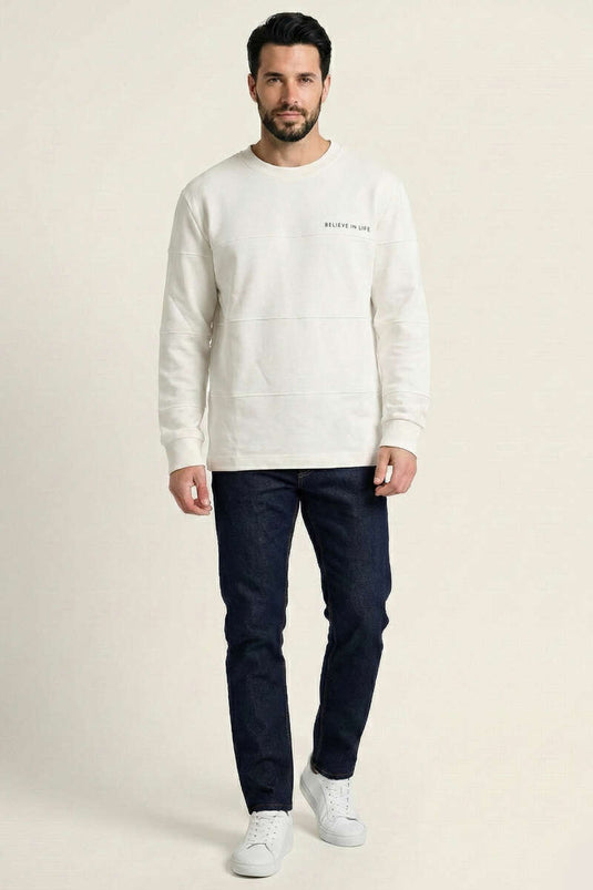 سويت شيرت رجالي أبيض برقبة مخططة وكلمات مكتوبة