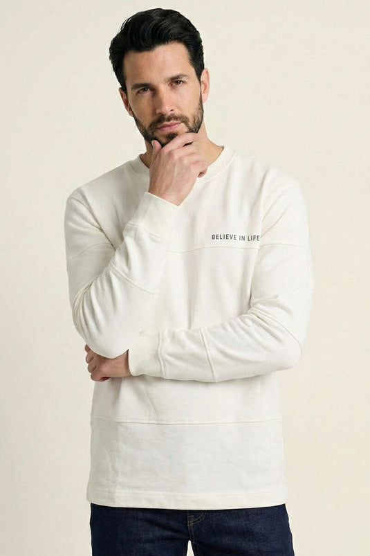 سويت شيرت رجالي أبيض برقبة مخططة وكلمات مكتوبة