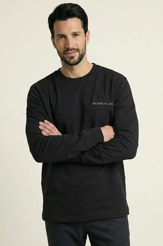 سويت شيرت رجالي برقبة مخططة وكلمات باللون الأسود