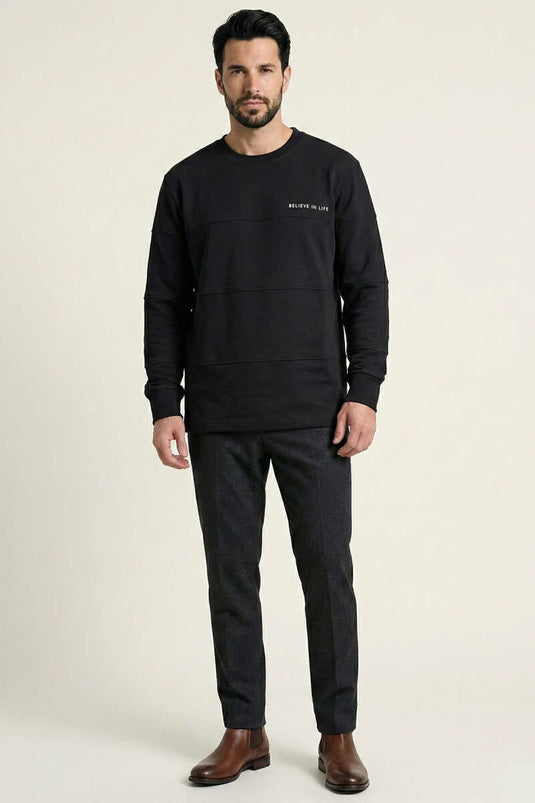 سويت شيرت رجالي برقبة مخططة وكلمات باللون الأسود