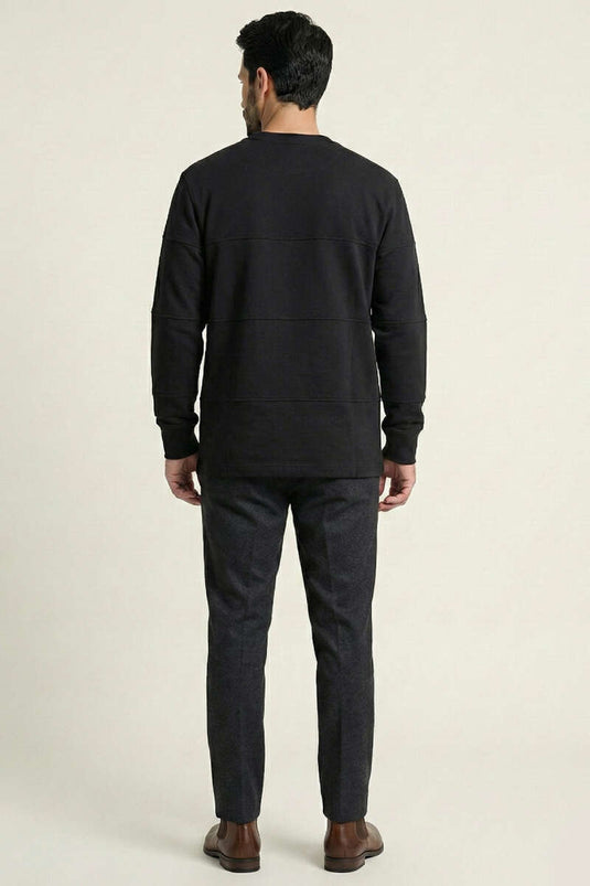 سويت شيرت رجالي برقبة مخططة وكلمات باللون الأسود