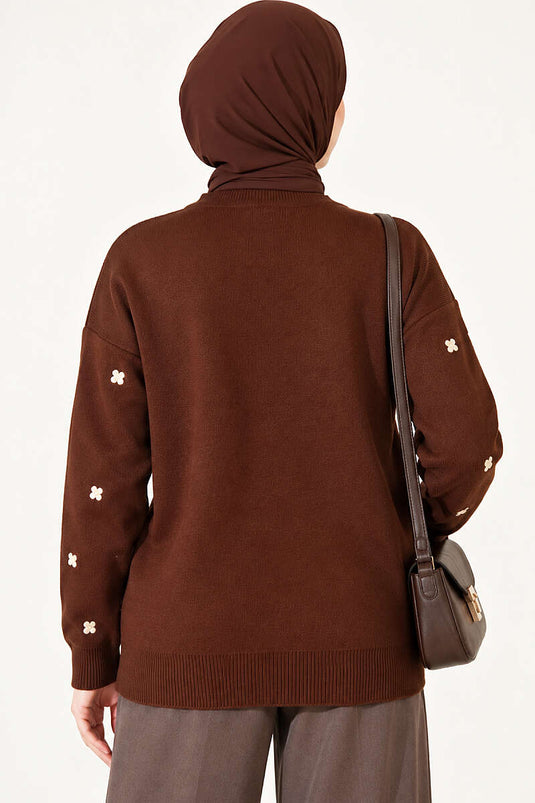 Braune Strickjacke Mit Blumenstickerei