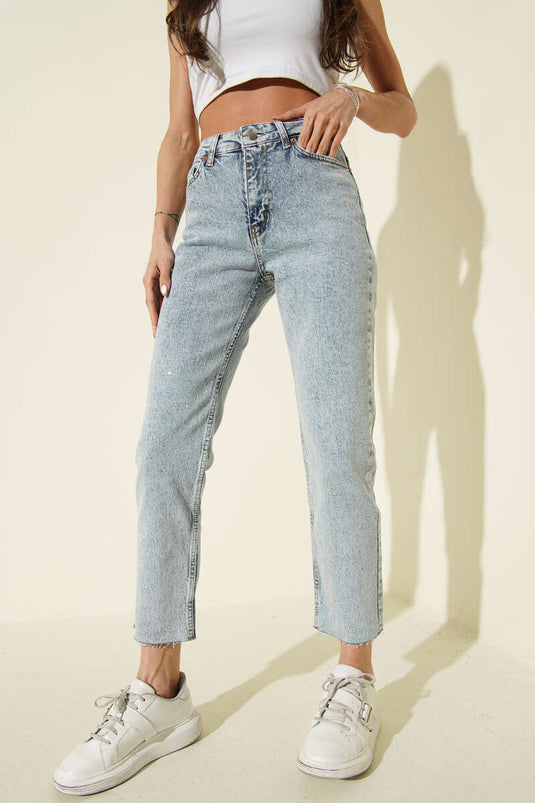 بنطال جينز ضيق الساق مزين بحصى مفتوح اللون الكار