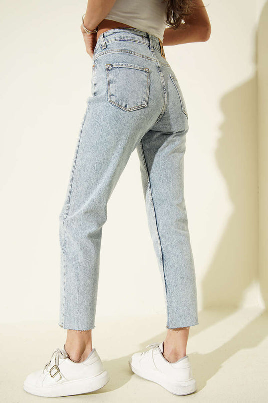 بنطال جينز ضيق الساق مزين بحصى مفتوح اللون الكار