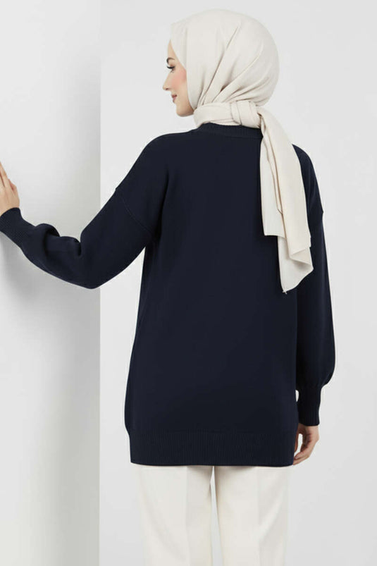 Tunique tricotée bleu marine avec pierres éparpillées