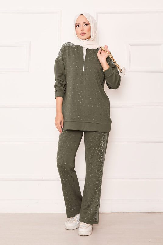 بدلة مكونة من قطعتين بسحاب نصفي، لون كاكي، مزينة بأحجار مرشوشة