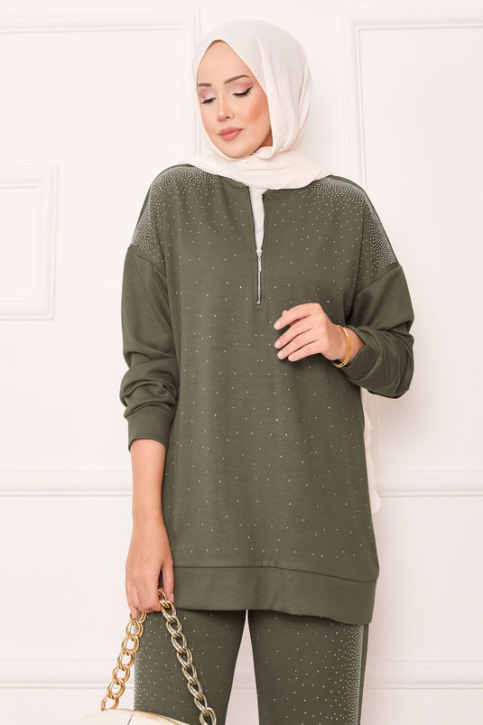 بدلة مكونة من قطعتين بسحاب نصفي، لون كاكي، مزينة بأحجار مرشوشة