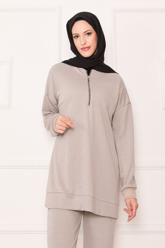 بدلة من قطعتين من فرو المنك بسحّاب جزئيًا ومرصعة بالأحجار