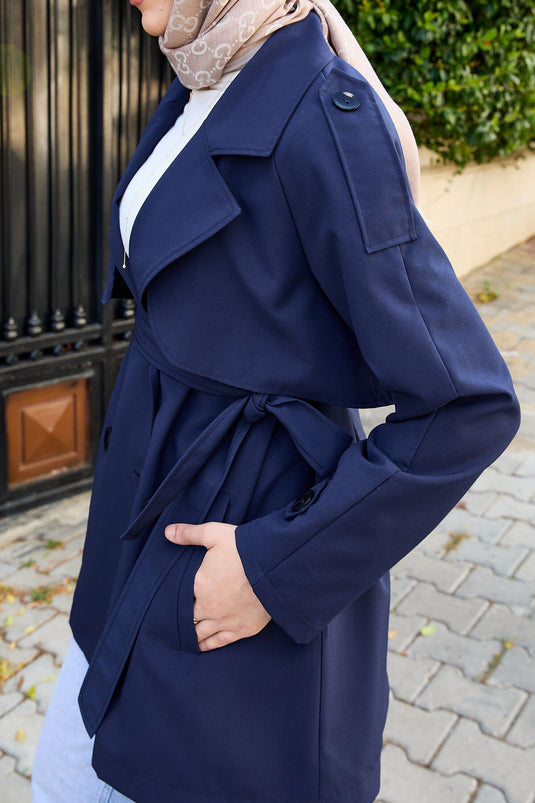 Gabardina Corta Con Cinturón Y Botones En Azul Marino