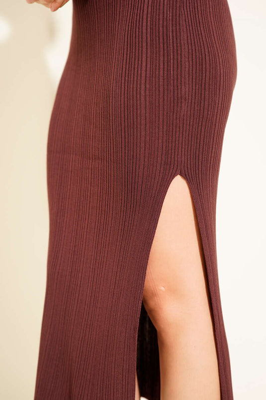 فستان ميدي محبوك بدون أكمام بفتحة جانبية، لون عنابي