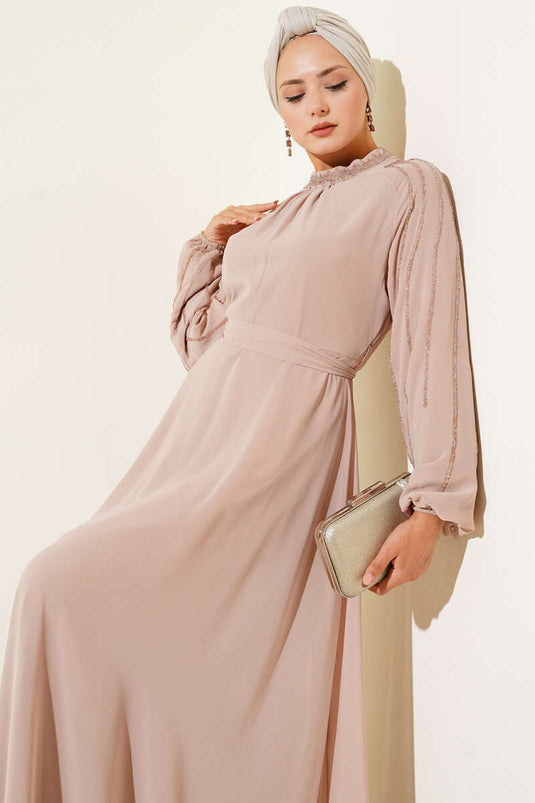 Robe de soirée en mousseline à manches laquées, beige