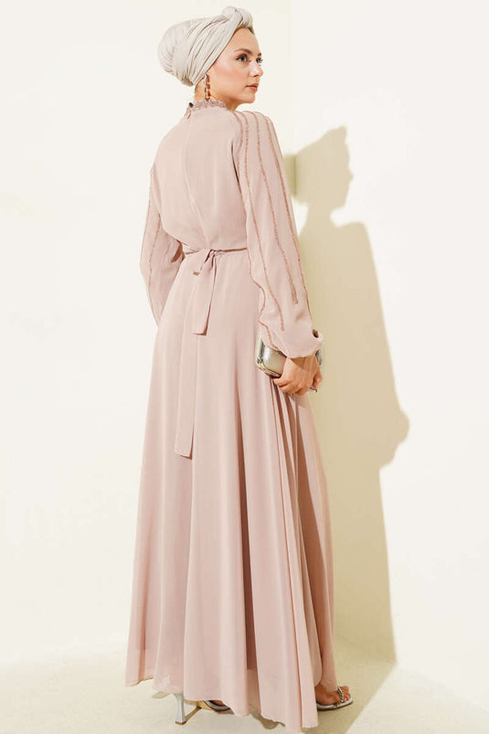 Robe de soirée en mousseline à manches laquées, beige