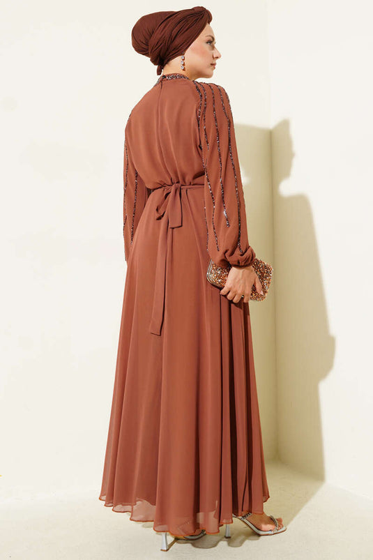 Robe de soirée en mousseline à manches laquées, beige