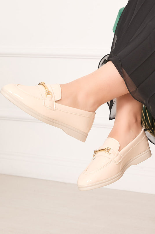 Mocassins classiques beiges avec boucles métalliques élégantes