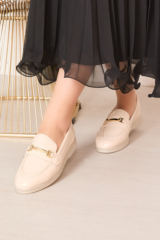 Mocassins classiques beiges avec boucles métalliques élégantes