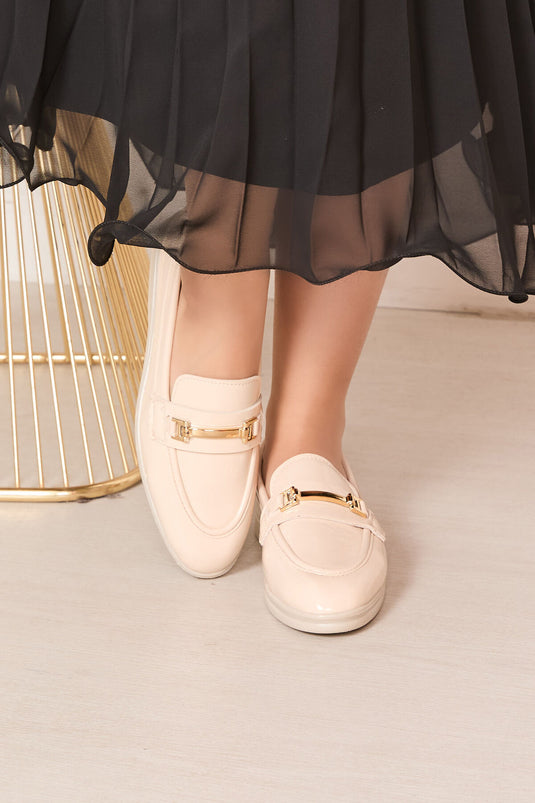 Mocassins classiques beiges avec boucles métalliques élégantes