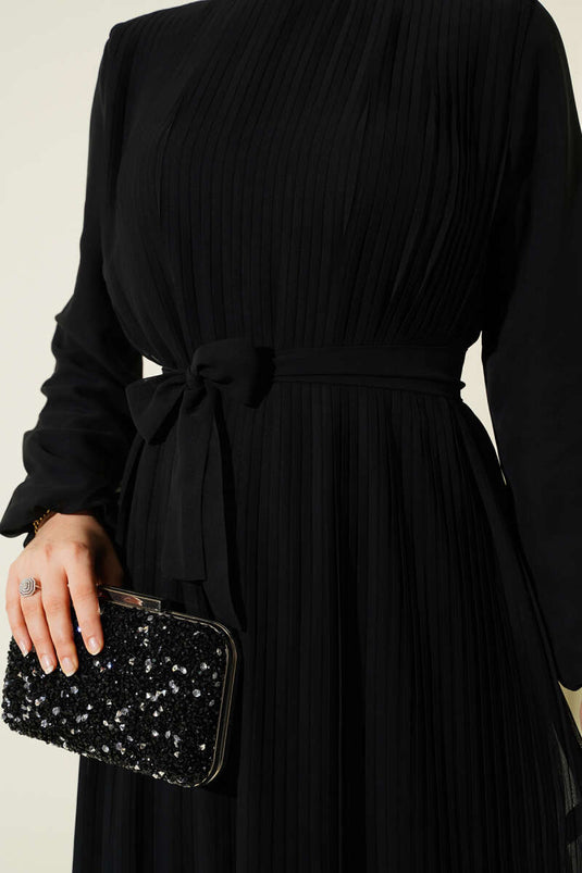 Robe en mousseline noire à plis fréquents