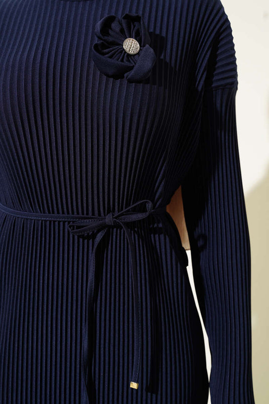 Robe plissée à ceinture bleu marine