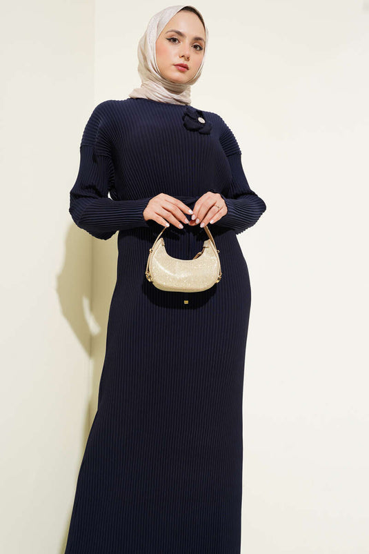 Robe plissée à ceinture bleu marine