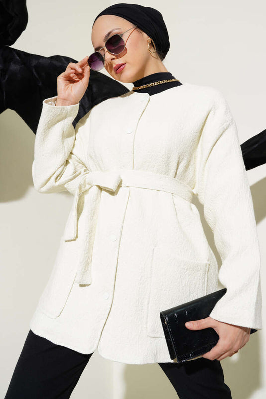 جاكيت بحزام مع تفاصيل لامعة باللون البيج الفاتح