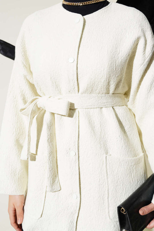 جاكيت بحزام مع تفاصيل لامعة باللون البيج الفاتح