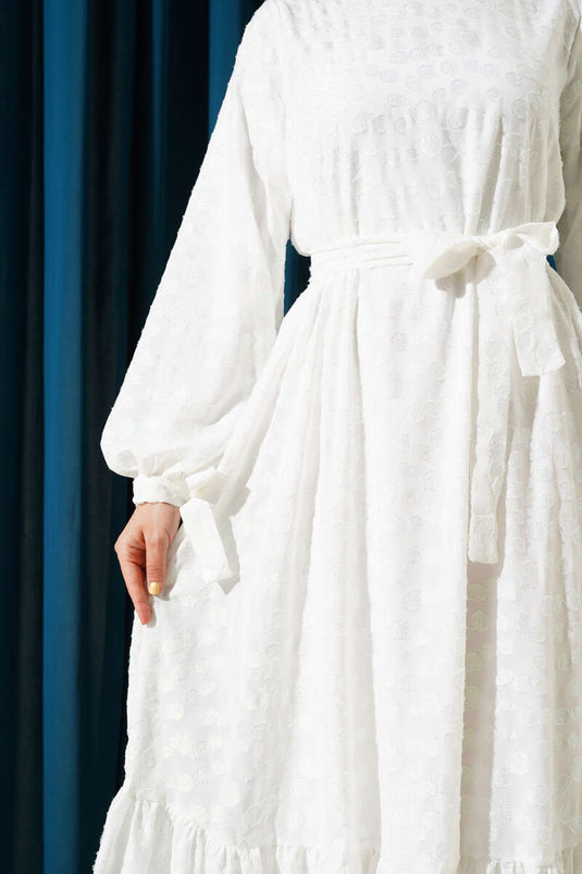 Glitzerndes Kleid mit Tupfen und Volantgürtel in Weiß