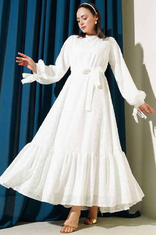 Glitzerndes Kleid mit Tupfen und Volantgürtel in Weiß