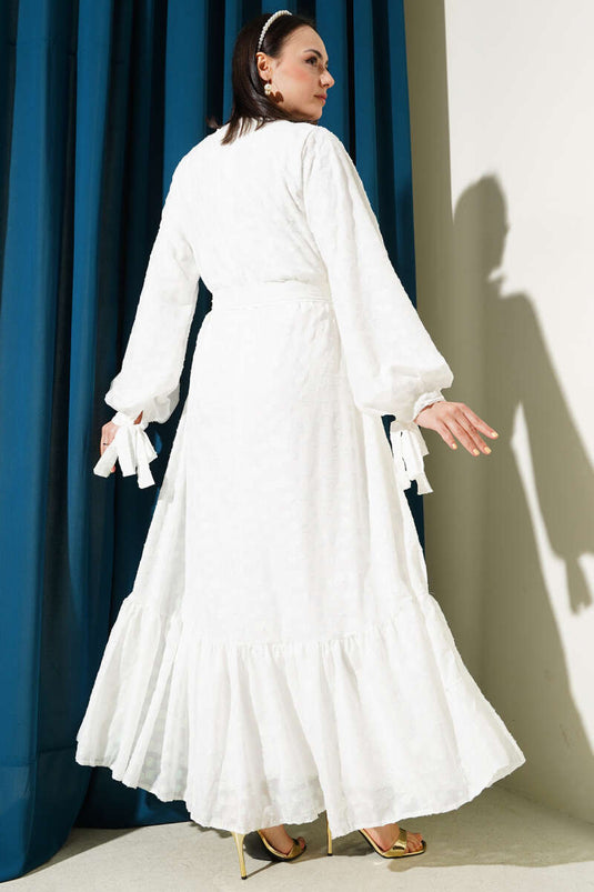 Glitzerndes Kleid mit Tupfen und Volantgürtel in Weiß