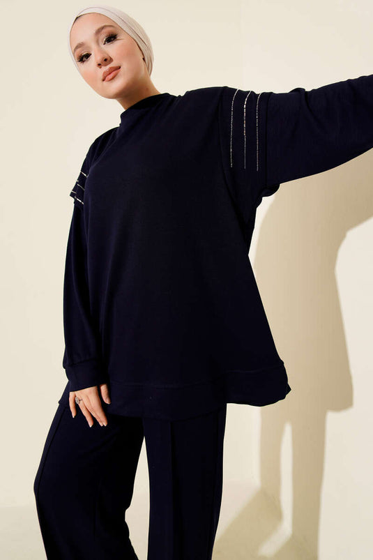 Ensemble deux pièces Loysha bleu marine avec détails en pierre.