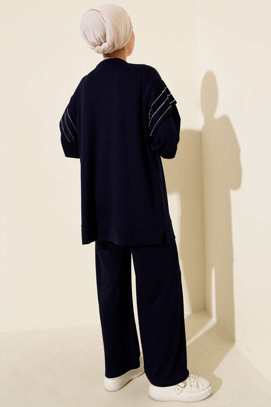 Ensemble deux pièces Loysha bleu marine avec détails en pierre.