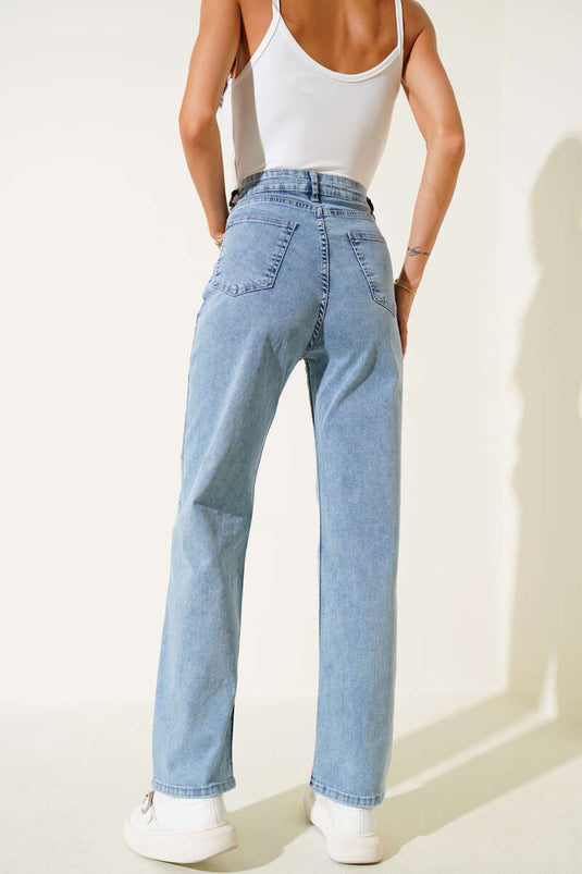 بنطلون جينز واسع الساقين مزين بصف من الأحجار، لون أبيض ثلجي