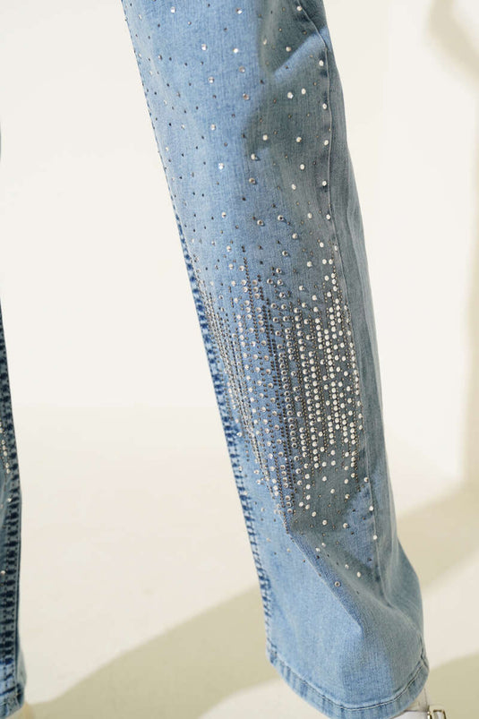 بنطلون جينز واسع الساقين مزين بصف من الأحجار، لون أبيض ثلجي