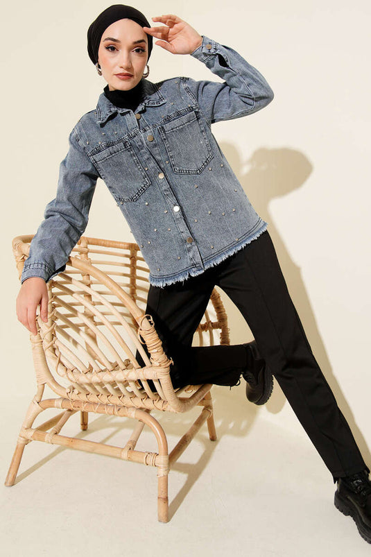 سترة جينز قصيرة مزينة بأحجار مرتبة وشراشيب بلون أزرق الجينز