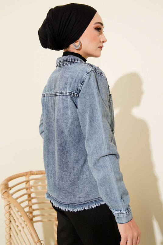 سترة جينز قصيرة مزينة بأحجار مرتبة وشراشيب بلون أزرق الجينز