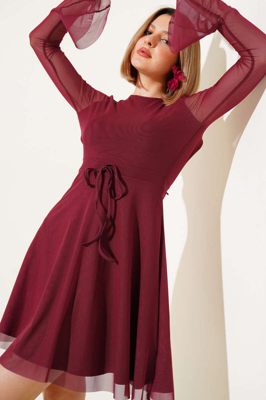 Robe courte bordeaux en tulle dos nu ornée de détails