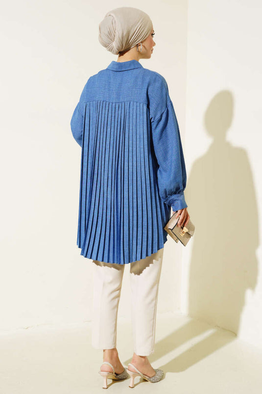 قميص كتان مطوي في الخلف باللون النيلي