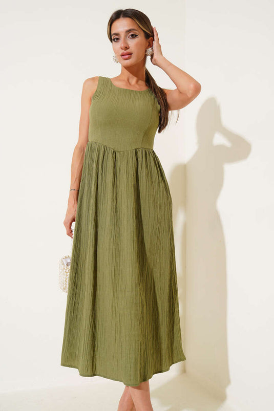 Kleid mit U-Ausschnitt hinten in Salbeigrün