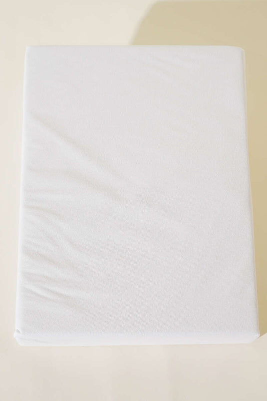 واقي مرتبة فردي مقاوم للسوائل باللون الأبيض