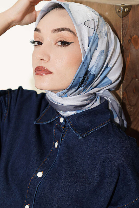 وشاح ناعم مزين بأزهار رمادي دخاني