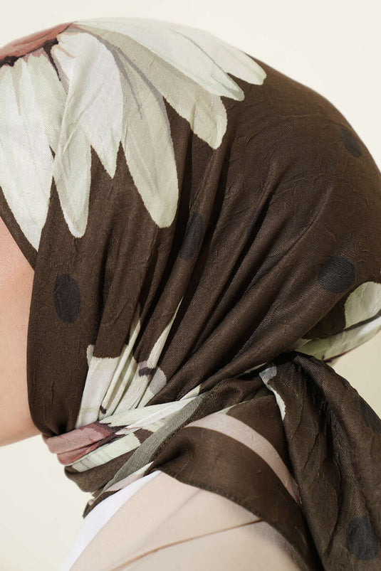 وشاح قطني مطبوع بنقشة زهور ناعمة باللون الكاكي