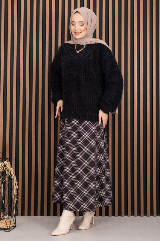 كنزة صوفية ناعمة من قماش التريكو الأسود