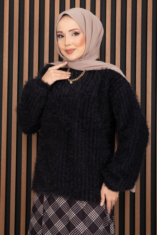 كنزة صوفية ناعمة من قماش التريكو الأسود