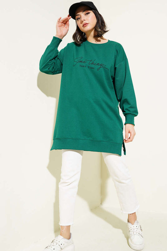 تونيك مطبوع عليه شيء ما من خيطين باللون الأخضر