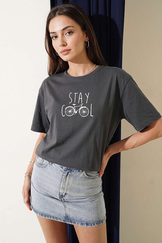 تيشيرت بطبعة Stay Cool باللون الرمادي الداكن