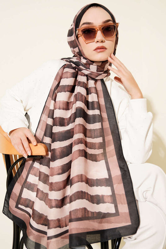 Bufanda Lina con estampado de palitos, color negro con leche