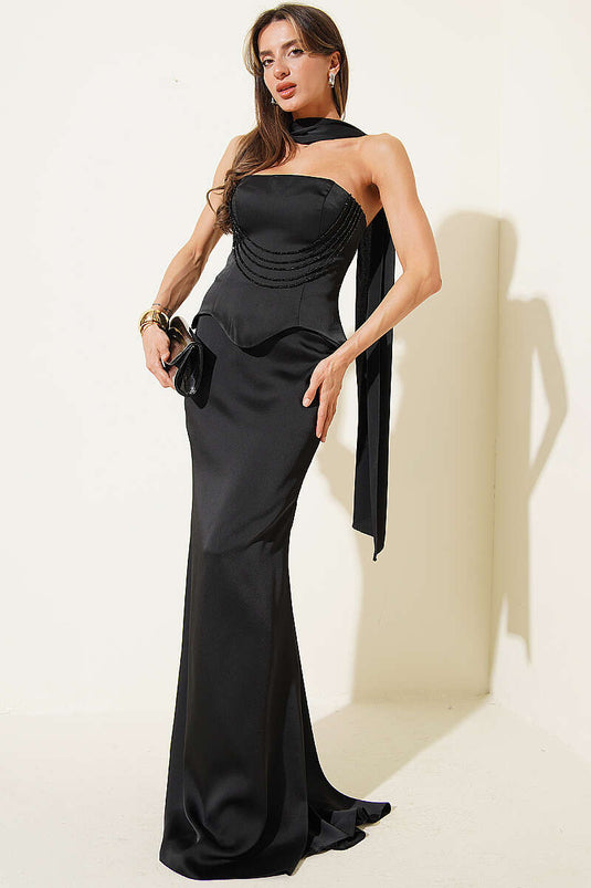Robe de soirée noire à bretelles avec pierres sur le devant