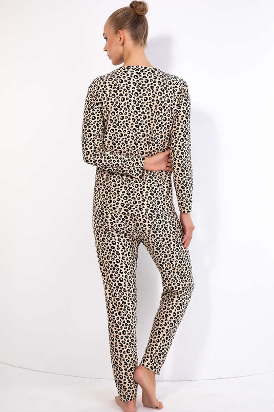 طقم بيجامة من جلد سويدي بياقة دائرية وأكمام طويلة بنقشة جلد النمر