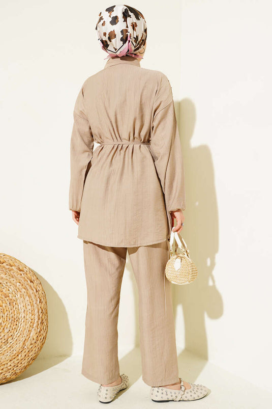 بدلة من قطعتين من فرو المنك مزينة بحبل وحزام