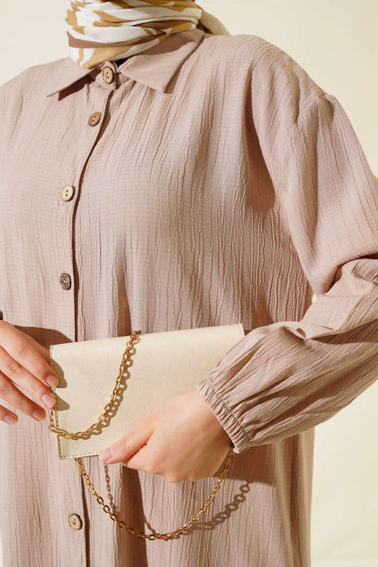 قميص طويل من لحاء الشجر بأزرار خشبية باللون البيج